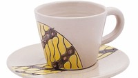 Minum dengan cangkir bermotif batik ini juga bisa jadi tanda nasionalis. Motif batik parang pada cangkir dan piring ini makin cantik karena dihias warna kuning dan coklat. Foto: istimewa