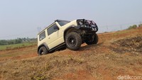 Secara dimensi, Suzuki Jimny memiliki panjang 3.265 mm, lebar 1.645 mm, tinggi 1.720 mm, dengan ground clearance 210 mm. Mobil ini punya radius putar 4,9 mm, sehingga memudahkan untuk bermanuver atau saat harus berbelok patah./Foto: Luthfi Anshori