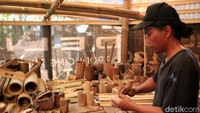 Perajin asal Yogyakarta ini memanfaatkan bambu untuk membuat beragam perabotan rumah tangga seperti sendok, gelas, hingga sedotan.