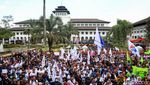 Poster Curahan Hati Para Buruh Ramaikan Demo di Gedung Sate