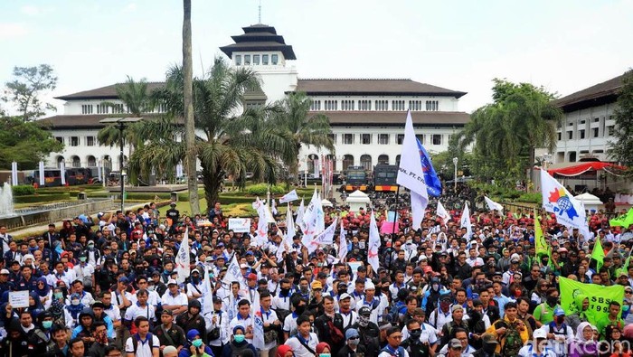 Massa buruh di Bandung gelar aksi unjuk rasa di Gedung Sate. Mereka menuntut reformasi upah minimum yang berorientasi peningkatan kesejahteraan buruh.