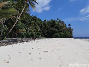 Pantai Mera, Si Cantik dari Pulau Menangis