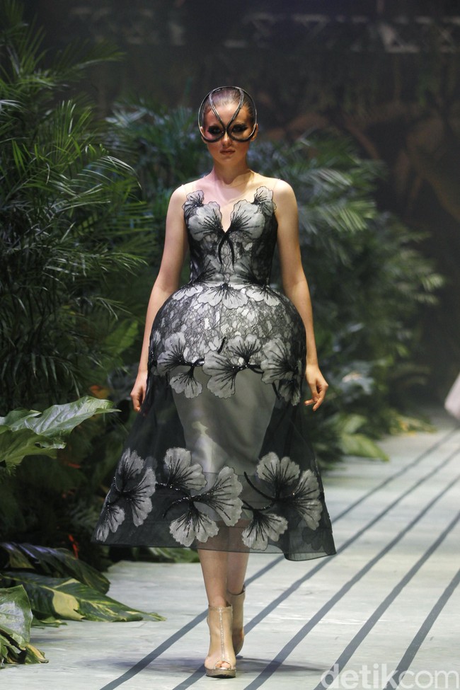 Sebastian Gunawan menampilkan koleksi couturenya bertajuk Incantensimo yang begitu magical. Fashion show Seba digelar di Ballroom Hotel Mulia, Senayan, Jakarta Pusat, Selasa (1/10/2019). Foto: Mohammad Abduh/Wolipop