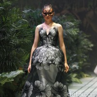 Sebastian Gunawan menampilkan koleksi couturenya bertajuk Incantensimo yang begitu magical. Fashion show Seba digelar di Ballroom Hotel Mulia, Senayan, Jakarta Pusat, Selasa (1/10/2019). Foto: Mohammad Abduh/Wolipop