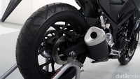 Sedikit ke bawah, Yamaha MT-25 dibekali dengan suspensi depan upside down. Suspensi depan itu tampak gagah seperti sebuah moge. Penggunaan suspensi depan upside down ini membuat tampilan MT-25 tambah sangar.