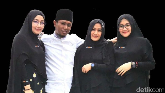 Lora Fadil Bicara Soal Gaji dan Poligami