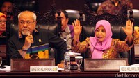 Sidang pemilihan calon pimpinan MPR sempat diskor 3 kali oleh pimpinan rapat.