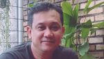 Begini Gaya Ngopi Denny Sirregar, Influencer yang Dicari Anak STM
