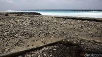 Aibatnya jalan di Miangas dipenuhi bebatuan dan potongan karang.