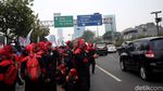Melihat Suasana Jalan Tol Saat Massa Buruh Demo di DPR
