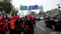 Massa buruh dari berbagai organisasi tersebut menuntut tiga hal dalam aksi itu, diantaranya, menolak rencana revisi UU Nomor 13 Tahun 2003 tentang Ketenagakerjaan, menolak kenaikan iuran BPJS Kesehatan, dan menuntut janji Jokowi soal revisi PP Nomor 78 Tahun 2015 tentang pengupahan.