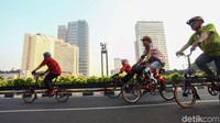 Rombongan sempat beristirahat di Bundaran HI.