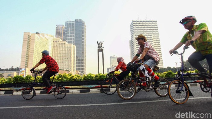 Sejumlah warga bersepeda dengan mengenakan batik di Jakarta, Rabu (1/10/2019). Gowes GBK-Monas ini dalam rangka memperingati Hari Batik 2019.