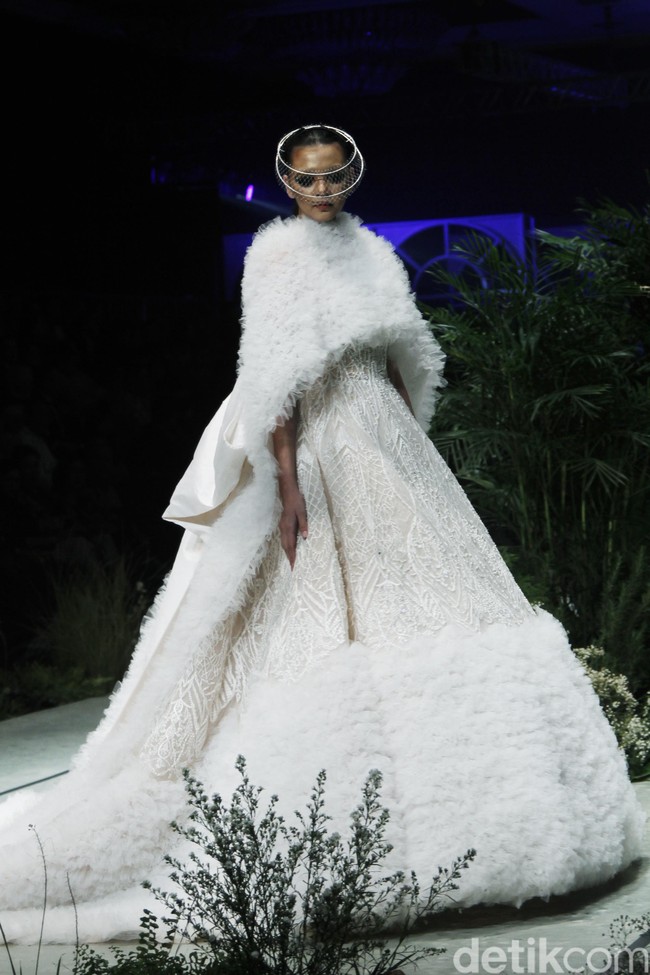 Sebastian Gunawan menampilkan koleksi couturenya bertajuk Incantensimo yang begitu magical. Fashion show Seba digelar di Ballroom Hotel Mulia, Senayan, Jakarta Pusat, Selasa (1/10/2019). Foto: Mohammad Abduh/Wolipop