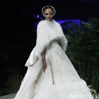 Sebastian Gunawan menampilkan koleksi couturenya bertajuk Incantensimo yang begitu magical. Fashion show Seba digelar di Ballroom Hotel Mulia, Senayan, Jakarta Pusat, Selasa (1/10/2019). Foto: Mohammad Abduh/Wolipop