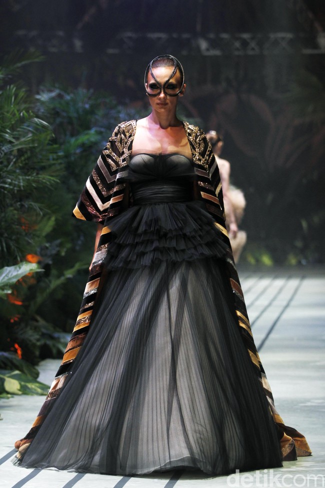Sebastian Gunawan menampilkan koleksi couturenya bertajuk Incantensimo yang begitu magical. Fashion show Seba digelar di Ballroom Hotel Mulia, Senayan, Jakarta Pusat, Selasa (1/10/2019). Foto: Mohammad Abduh/Wolipop