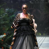 Sebastian Gunawan menampilkan koleksi couturenya bertajuk Incantensimo yang begitu magical. Fashion show Seba digelar di Ballroom Hotel Mulia, Senayan, Jakarta Pusat, Selasa (1/10/2019). Foto: Mohammad Abduh/Wolipop