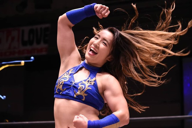 Inilah potret Saiki saat bertanding gulat. Tampak otot-ototnya yang kuat, namun ia tak pernah lupa menunjukkan senyum manisnya. Foto: Instagram @saikireika