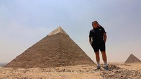 Dari Italia, Simon bergegas menuju ke Piramida di Mesir. Di setiap keajaiban dunia yang dia kunjungi, Simon menyempatkan diri buat foto (dok. Simon Wilson) 