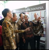 Wamenlu Serahkan Buku Dasawarsa Diplomasi Batik Indonesia ke Jokowi