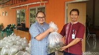 Penyerahan benih ikan kepada kepala desa oleh dosen departemen Budidaya Perairan Institut Pertanian Bogor. Kegiatan ini dilakukan untuk menjaga ketersediaan ikan dialam terutama ikan tawes di sungai Situ Gede. (Dok Istimewa)