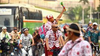 Ada juga yang mengenakan batik sekolah.