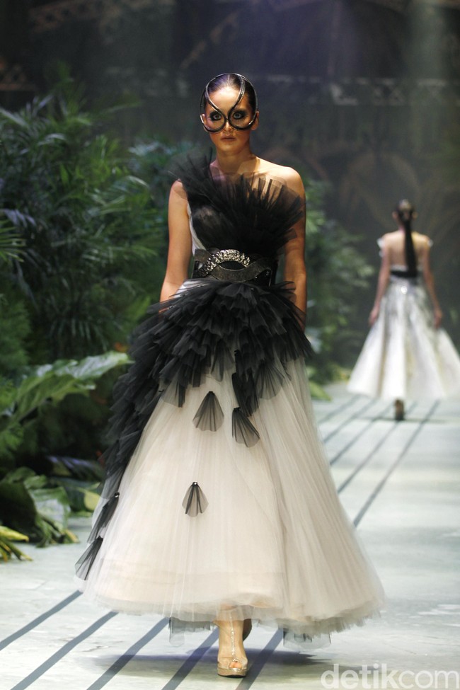 Sebastian Gunawan menampilkan koleksi couturenya bertajuk Incantensimo yang begitu magical. Fashion show Seba digelar di Ballroom Hotel Mulia, Senayan, Jakarta Pusat, Selasa (1/10/2019). Foto: Mohammad Abduh/Wolipop