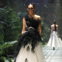 Sebastian Gunawan menampilkan koleksi couturenya bertajuk Incantensimo yang begitu magical. Fashion show Seba digelar di Ballroom Hotel Mulia, Senayan, Jakarta Pusat, Selasa (1/10/2019). Foto: Mohammad Abduh/Wolipop