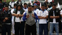 Massa salat dzuhur berjamaah di sela-sela aksi demo.