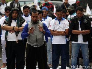 Massa Buruh Salat Dzuhur di Tengah Jalan