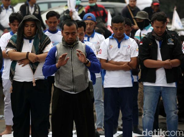 Massa Buruh Salat Dzuhur di Tengah Jalan