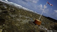 Traveler yang liburan ke Tanjung Jokowi tak perlu takut untuk kehabisan uang. Adanya Bank BRI di Pulau Miangas bisa membuat urusan tarik tunai dengan lebih mudah.