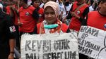 Poster Curahan Hati Para Buruh Ramaikan Demo di Gedung Sate