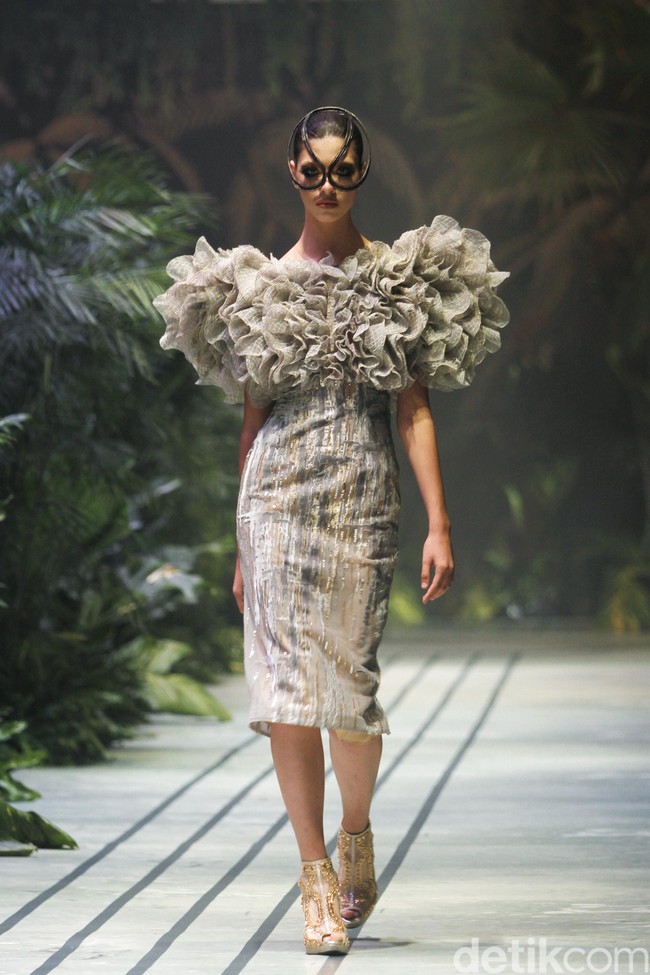 Sebastian Gunawan menampilkan koleksi couturenya bertajuk Incantensimo yang begitu magical. Fashion show Seba digelar di Ballroom Hotel Mulia, Senayan, Jakarta Pusat, Selasa (1/10/2019). Foto: Mohammad Abduh/Wolipop