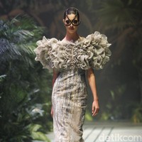 Sebastian Gunawan menampilkan koleksi couturenya bertajuk Incantensimo yang begitu magical. Fashion show Seba digelar di Ballroom Hotel Mulia, Senayan, Jakarta Pusat, Selasa (1/10/2019). Foto: Mohammad Abduh/Wolipop