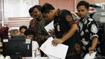 Melihat PNS Jakarta Utara Layani Warga di Hari Batik