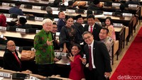 Sejumlah anggota dewan berfoto bersama usai mengikuti sidang paripurna kedua di di Gedung Nusantara, Kompleks Parlemen, Senayan, Jakarta, Rabu (2/10/2019).