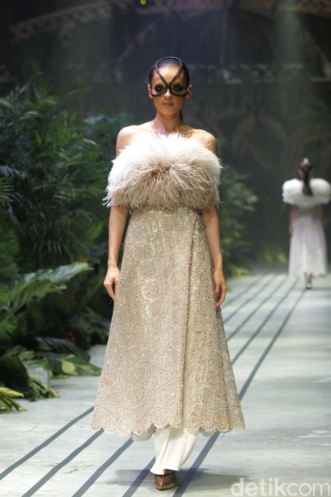 Sebastian Gunawan menampilkan koleksi couturenya bertajuk Incantensimo yang begitu magical. Fashion show Seba digelar di Ballroom Hotel Mulia, Senayan, Jakarta Pusat, Selasa (1/10/2019). Foto: Mohammad Abduh/Wolipop