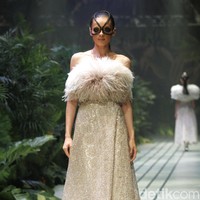 Sebastian Gunawan menampilkan koleksi couturenya bertajuk Incantensimo yang begitu magical. Fashion show Seba digelar di Ballroom Hotel Mulia, Senayan, Jakarta Pusat, Selasa (1/10/2019). Foto: Mohammad Abduh/Wolipop