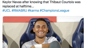 Keylor Navas jadi contoh ekspresi muka penonton saat tahu Courtois diganti. Foto: (Twitter)