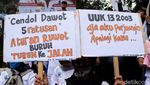 Poster Curahan Hati Para Buruh Ramaikan Demo di Gedung Sate