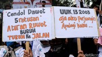 Beragam poster yang berisi tulisan-tulisan mengkritik rencana revisi UU Ketenagakerjaan no 13/2003 yang dinilai merugikan buruh nampak terlihat saat massa buruh menggelar aksi unjuk rasa di depan Gedung Sate, Bandung, Jawa Barat, Rabu (2/10/2019).