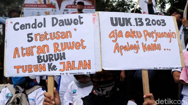 Poster Curahan Hati Para Buruh Ramaikan Demo di Gedung Sate