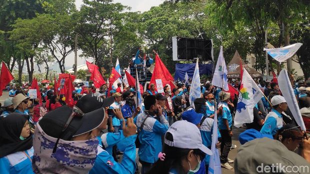 Massa Buruh Meluber hingga Gerbang Pemuda, Lalin Dialihkan