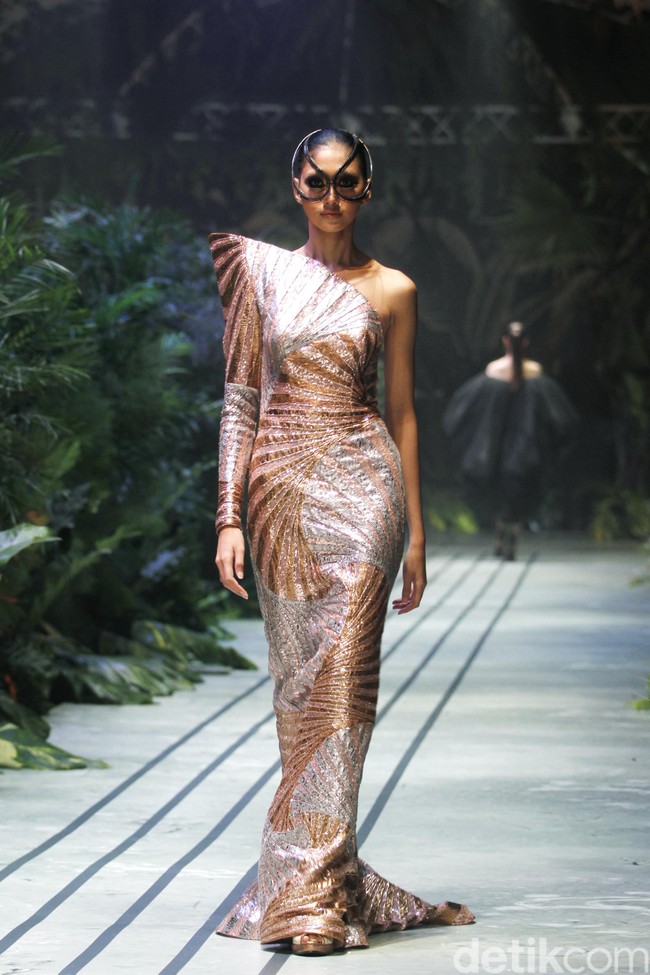 Sebastian Gunawan menampilkan koleksi couturenya bertajuk Incantensimo yang begitu magical. Fashion show Seba digelar di Ballroom Hotel Mulia, Senayan, Jakarta Pusat, Selasa (1/10/2019). Foto: Mohammad Abduh/Wolipop