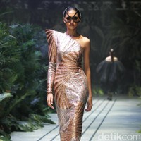 Sebastian Gunawan menampilkan koleksi couturenya bertajuk Incantensimo yang begitu magical. Fashion show Seba digelar di Ballroom Hotel Mulia, Senayan, Jakarta Pusat, Selasa (1/10/2019). Foto: Mohammad Abduh/Wolipop