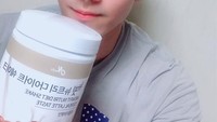 Terakhir, Jong Woo lebih suka minum shake sehat dari campuran kacang almond dan latte. Pantas saja dia terpilih sebagai pria paling seksi di dunia, gaya hidupnya saja begitu sehat dan teratur. Foto: Instagram Jong Woo Kim