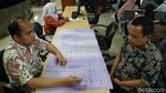 Melihat PNS Jakarta Utara Layani Warga di Hari Batik