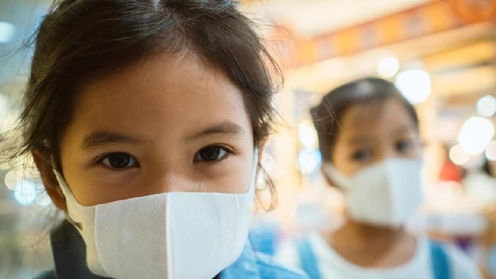 Boleh Sih Ajak Anak Keluar Rumah saat Polusi Udara Lagi Parah, Asalkan...