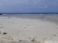 Pantai Mera, Si Cantik dari Pulau Menangis